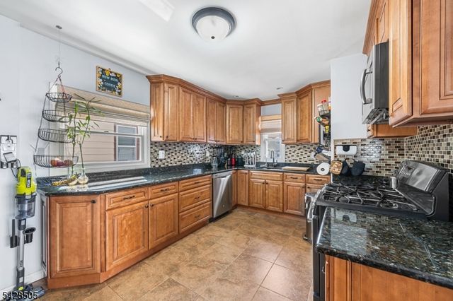 333 Amon Ter, Linden City, NJ 07036