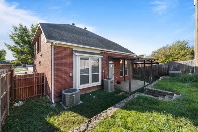 809 Slaughter Lane, Euless, TX 76040