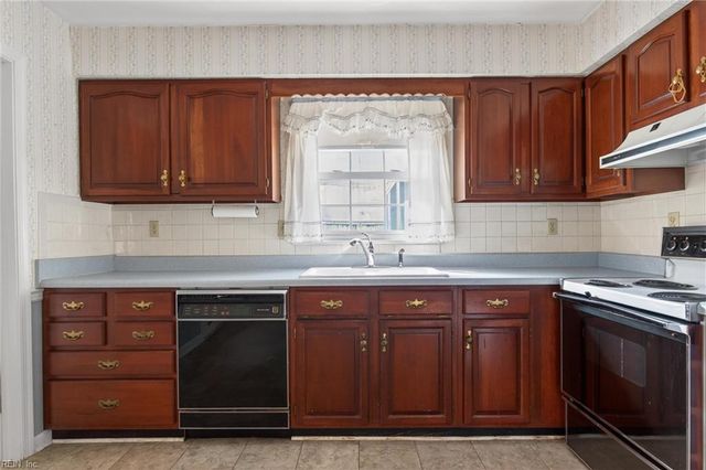 701 Earl Of Chesterfield CT, Virginia Beach, VA 23454