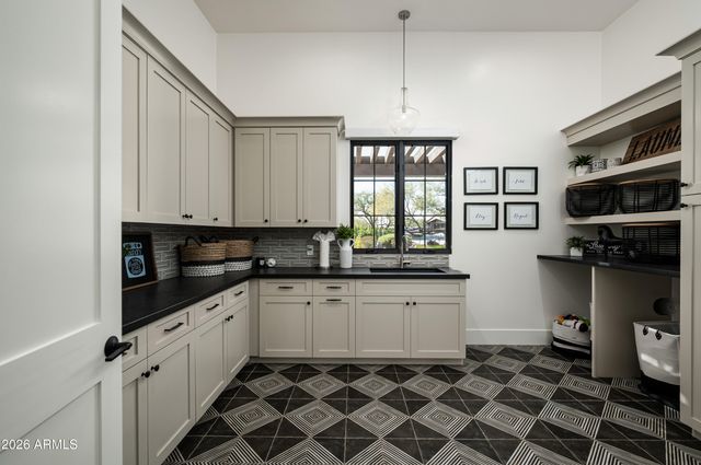 6109 N 33rd Street, Paradise Valley, AZ 85253