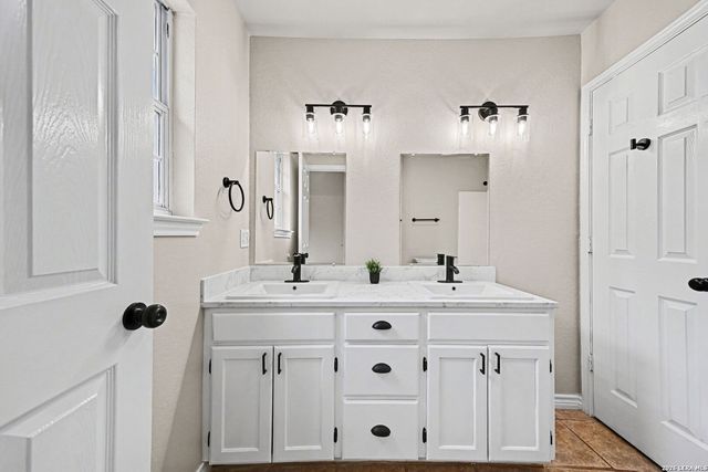 1114 Iris Crescent, Floresville, TX 78114