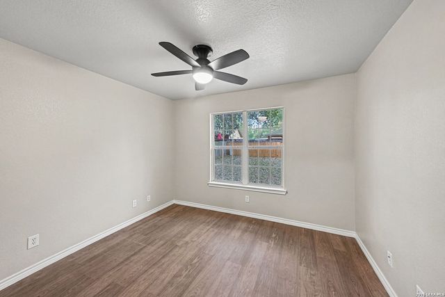 1114 Iris Crescent, Floresville, TX 78114