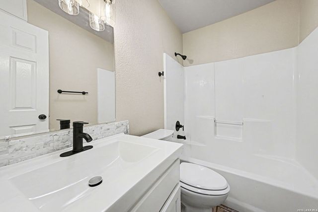 1114 Iris Crescent, Floresville, TX 78114