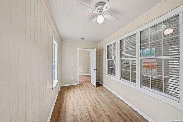 1114 Iris Crescent, Floresville, TX 78114