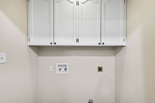 1114 Iris Crescent, Floresville, TX 78114