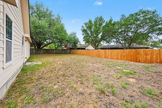 1114 Iris Crescent, Floresville, TX 78114
