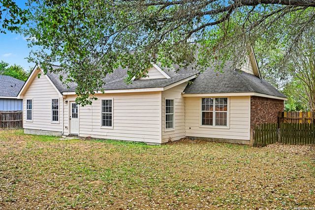 1114 Iris Crescent, Floresville, TX 78114