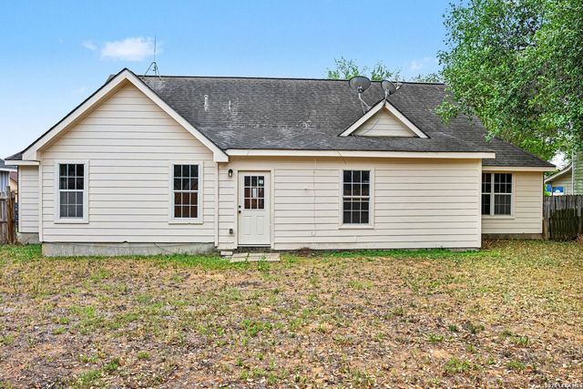 1114 Iris Crescent, Floresville, TX 78114