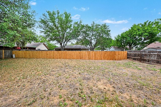 1114 Iris Crescent, Floresville, TX 78114