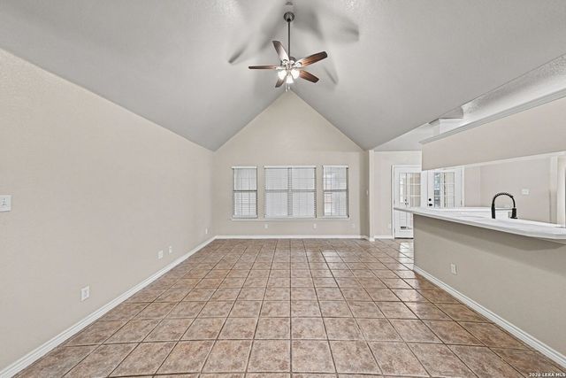 1114 Iris Crescent, Floresville, TX 78114