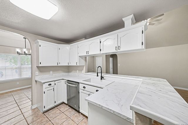 1114 Iris Crescent, Floresville, TX 78114