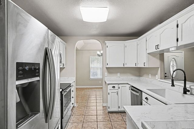 1114 Iris Crescent, Floresville, TX 78114