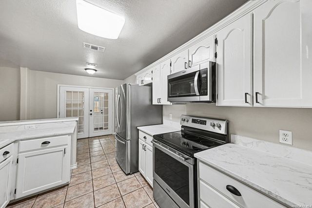 1114 Iris Crescent, Floresville, TX 78114