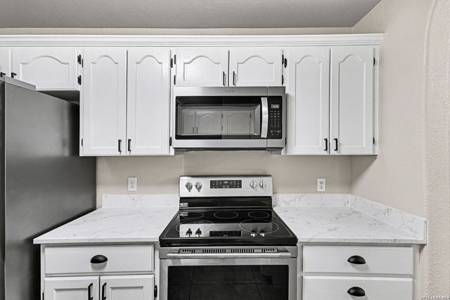 1114 Iris Crescent, Floresville, TX 78114