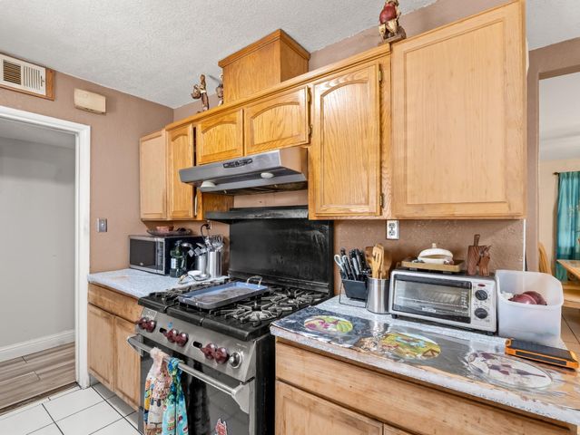 1413 S Whitney Avenue, Fresno, CA 93702