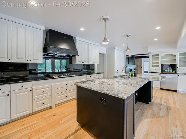 2085 Quarton Road, Bloomfield Hills, MI 48301