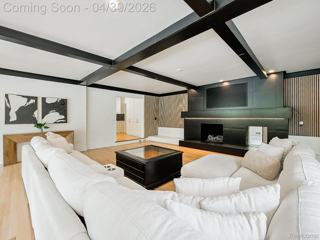 2085 Quarton Road, Bloomfield Hills, MI 48301