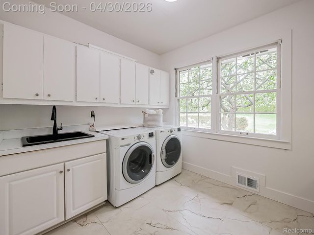 2085 Quarton Road, Bloomfield Hills, MI 48301