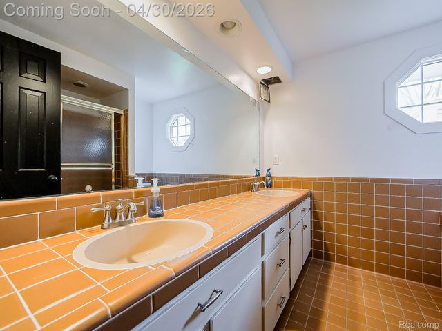 2085 Quarton Road, Bloomfield Hills, MI 48301