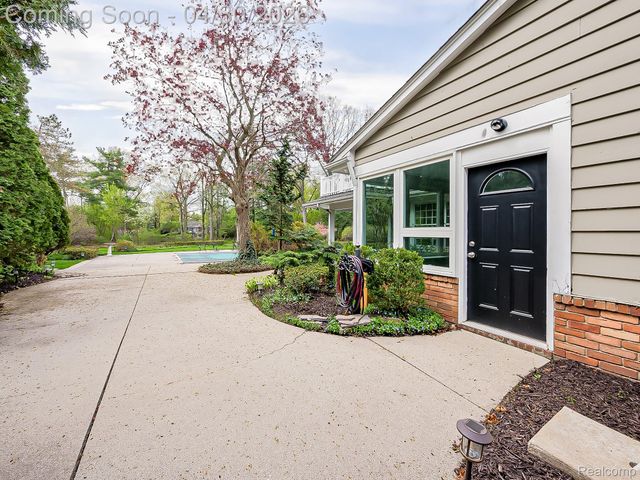 2085 Quarton Road, Bloomfield Hills, MI 48301