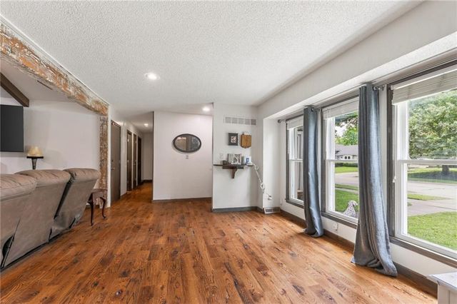 1524 Oxford Court, Liberty, MO 64068