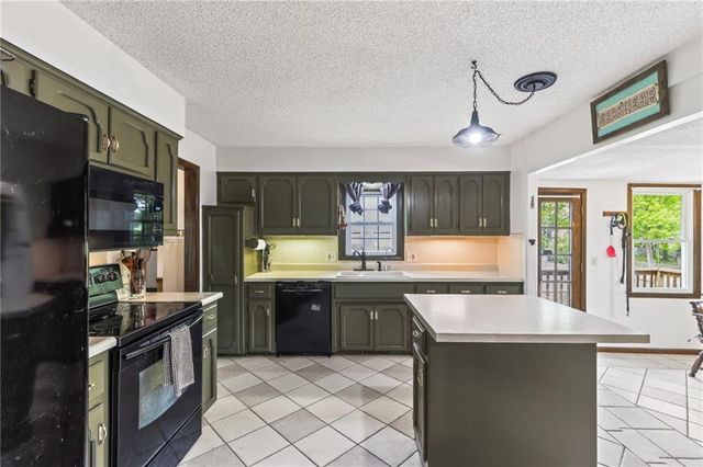 1524 Oxford Court, Liberty, MO 64068