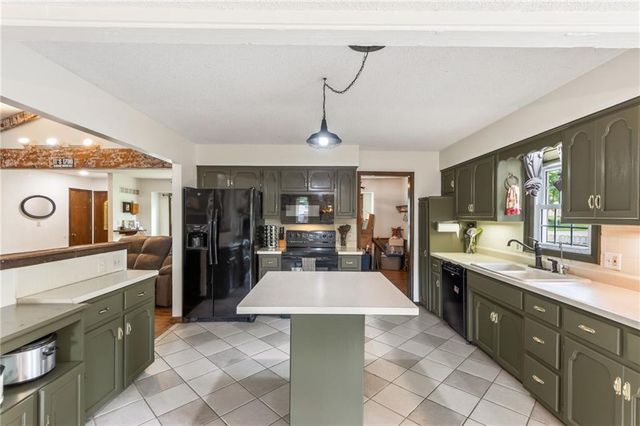1524 Oxford Court, Liberty, MO 64068