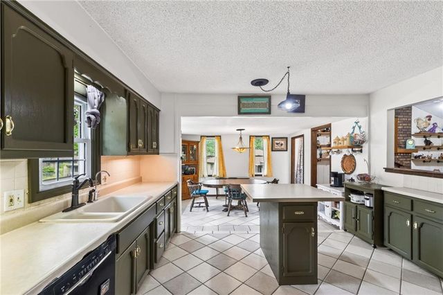 1524 Oxford Court, Liberty, MO 64068