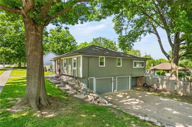 1524 Oxford Court, Liberty, MO 64068