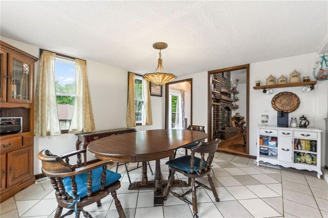 1524 Oxford Court, Liberty, MO 64068