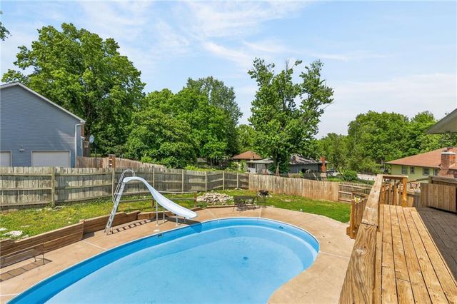 1524 Oxford Court, Liberty, MO 64068
