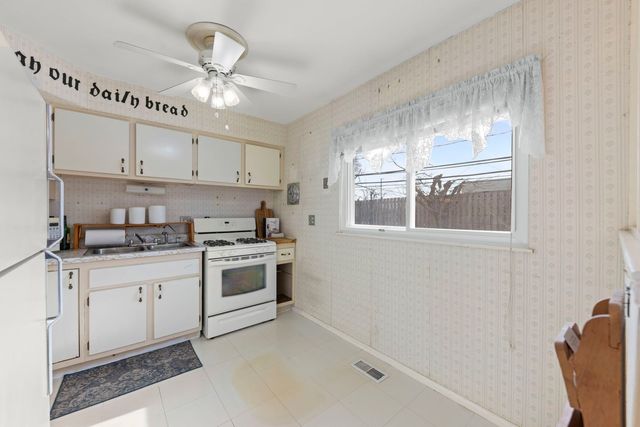 215 E Lincoln Avenue, Glendale Heights, IL 60139