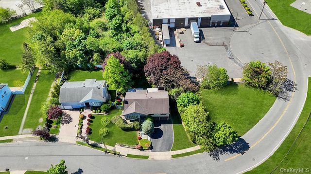 27 Clinton Lane, Hicksville, NY 11801