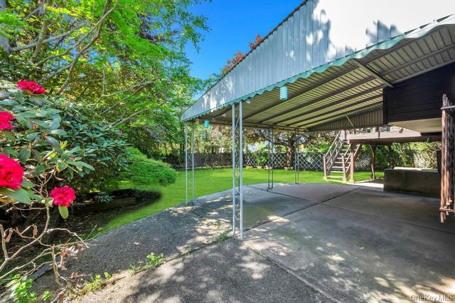 27 Clinton Lane, Hicksville, NY 11801
