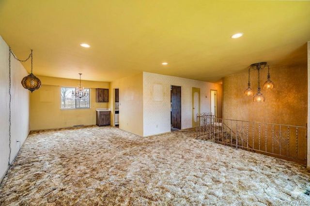 27 Clinton Lane, Hicksville, NY 11801