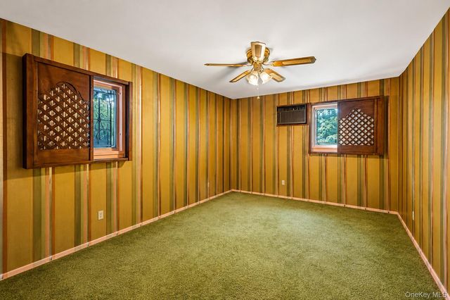 27 Clinton Lane, Hicksville, NY 11801