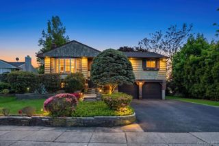 27 Clinton Lane, Hicksville, NY 11801