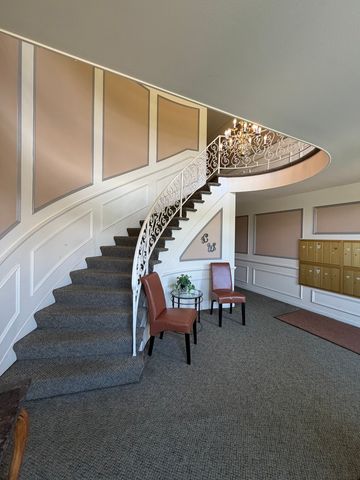 124 Carriage Way Drive 209B, Burr Ridge, IL 60527