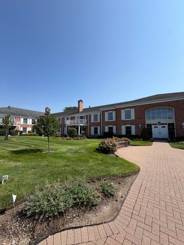 124 Carriage Way Drive 209B, Burr Ridge, IL 60527
