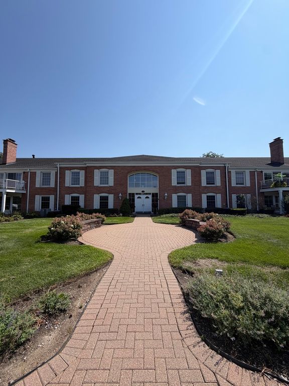 124 Carriage Way Drive 209B, Burr Ridge, IL 60527