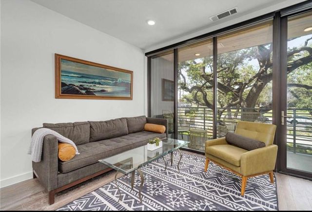 900 S 1st ST 304, Austin, TX 78704