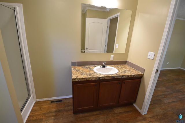 600 N Swan Pl Place, Sioux Falls, SD 57107