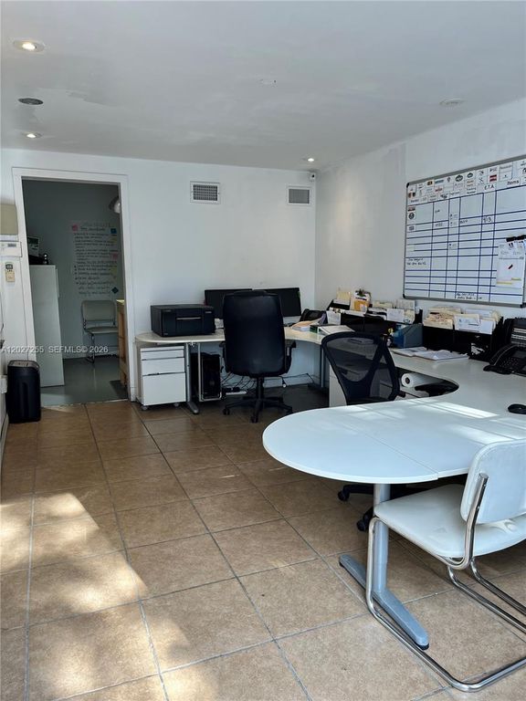 8420 NW 61st St, Miami, FL 33166