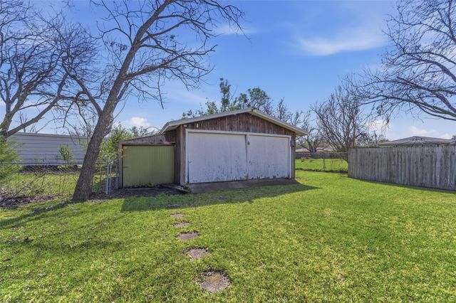 404 Childers Avenue, Benbrook, TX 76126