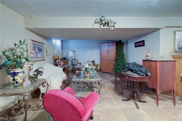 1495 Fredrickburg Drive, Youngstown, OH 44412