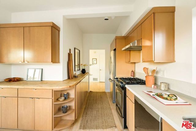 2372 Kenilworth Avenue, Los Angeles, CA 90039