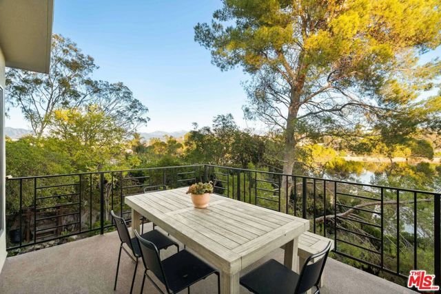 2372 Kenilworth Avenue, Los Angeles, CA 90039