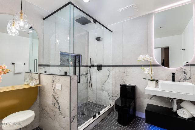 8541 E THOMAS Road, Scottsdale, AZ 85251