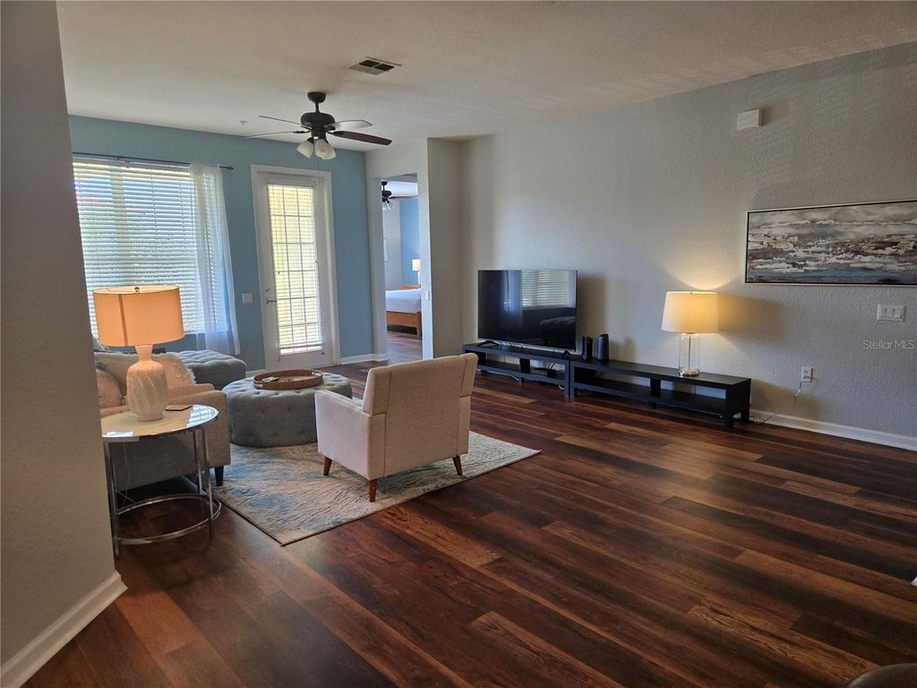 Image 6 of property listing at 5049 SHOREWAY LOOP 30101, Orlando, FL 32819