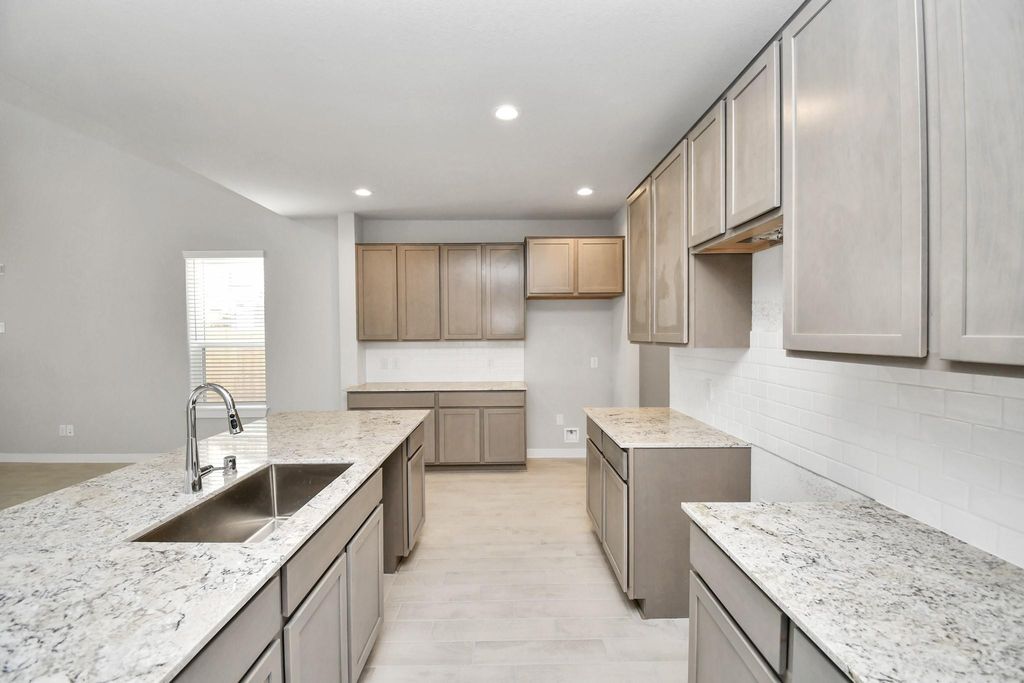 Image 13 of property listing at 18419 Porta Marina Drive, Fresno, TX 77545